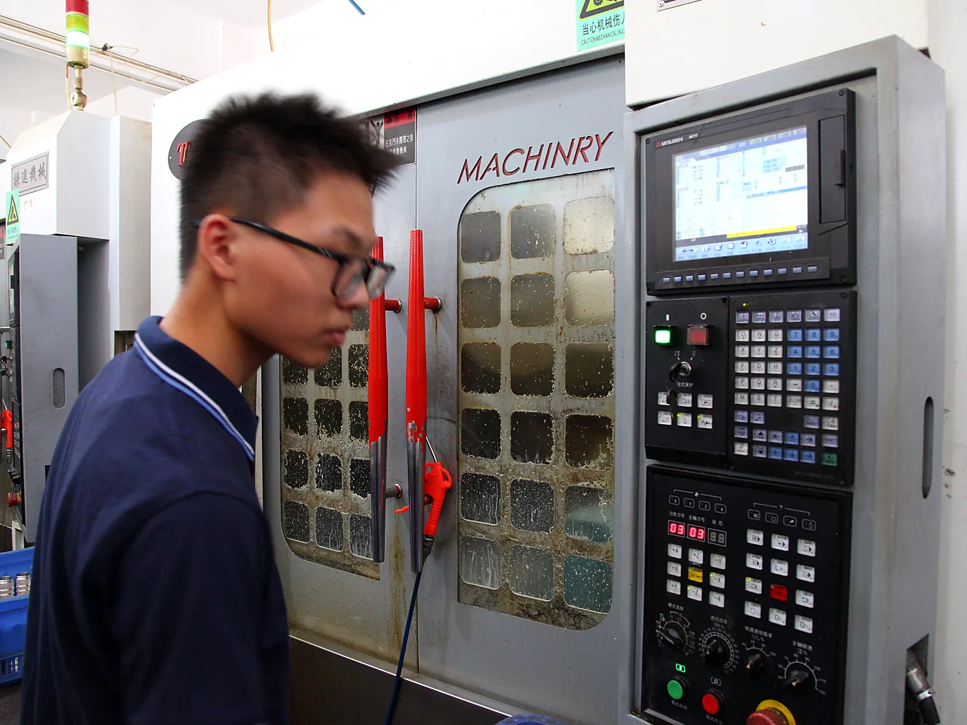 Machining aisle with equipment on both sides